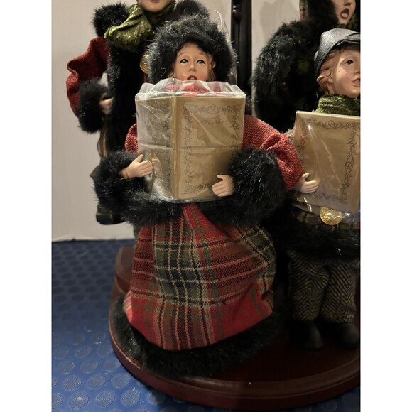 Valerie Parr Hill QVC Dickens Carolers Christmas Family Lamp Post & Base 2013 - Picture 5 of 16